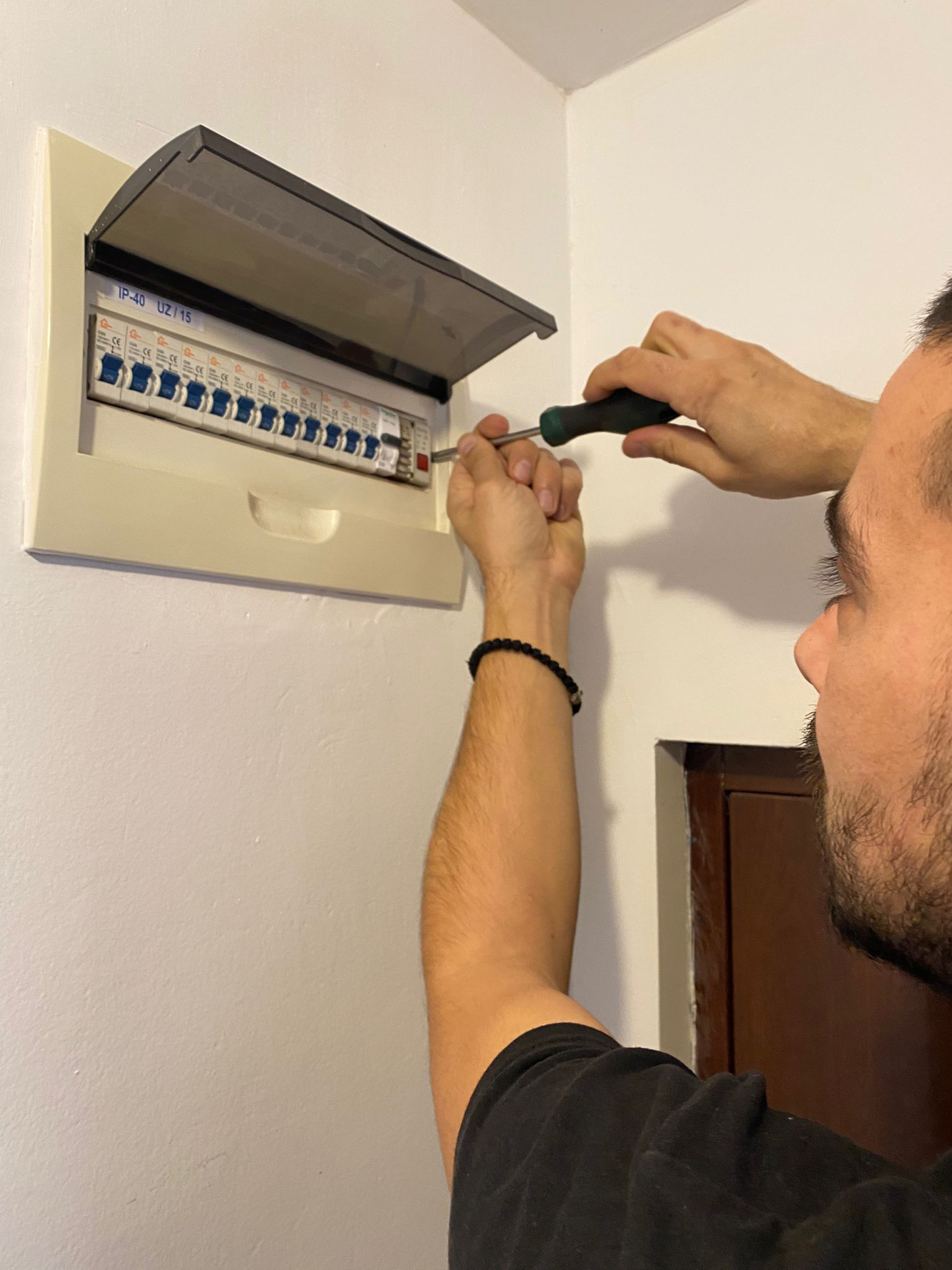 Električar na terenu Beograd - popravka struje i instalacija